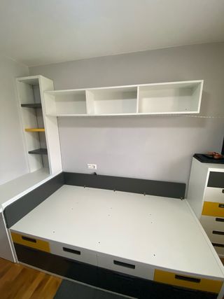 Cama de madera con cajones amplios - como nueva.