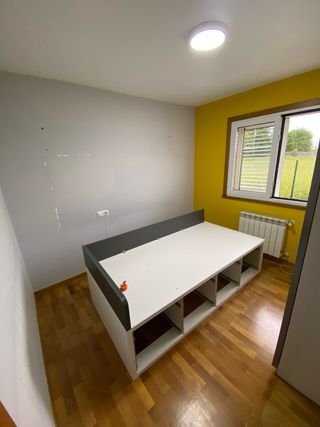 Cama de madera con cajones amplios - como nueva.