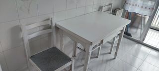 Mesa blanca cocina maciza extensible.
Con un cajón