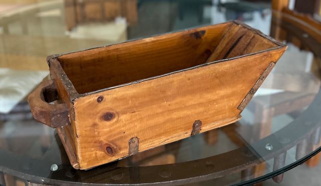 Comedor rústico con mesa de molino del 1900