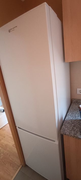 Nevera combi blanca EAS Electric