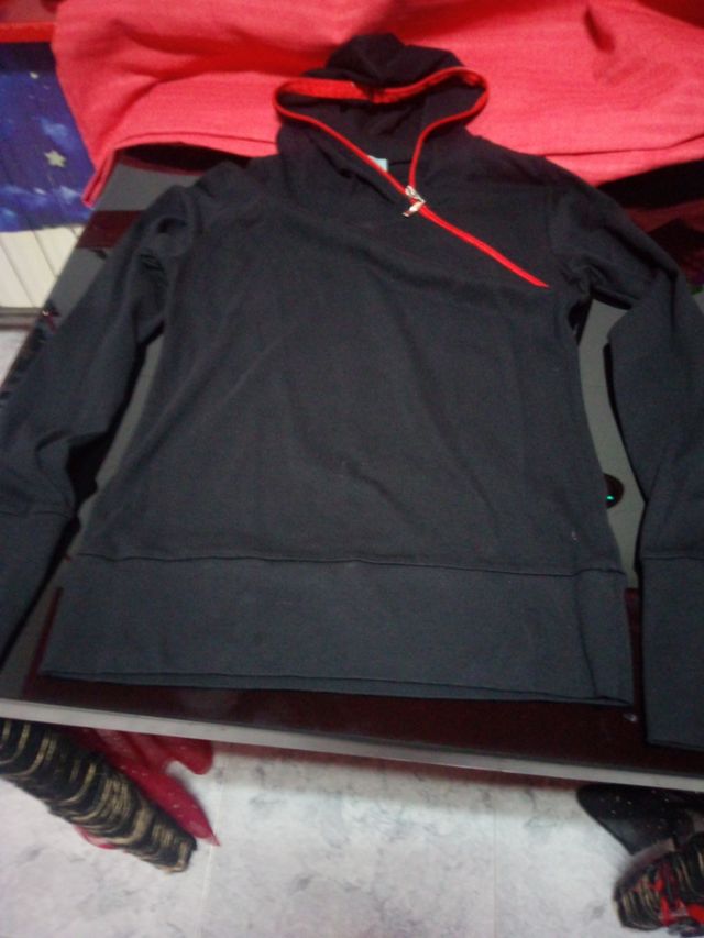 Sudadera negra con capucha roja - Talla M