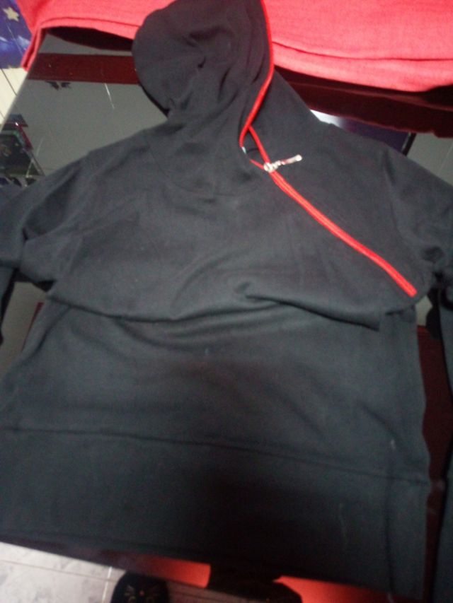 Sudadera negra con capucha roja - Talla M