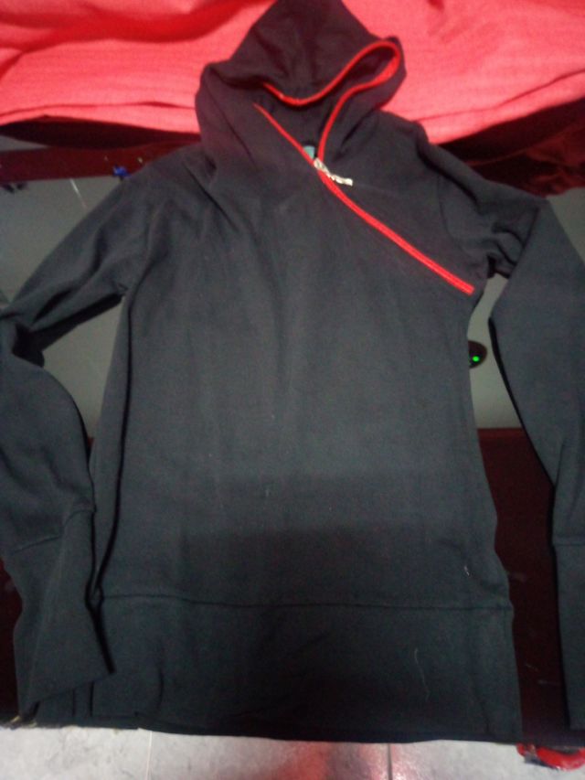 Sudadera negra con capucha roja - Talla M