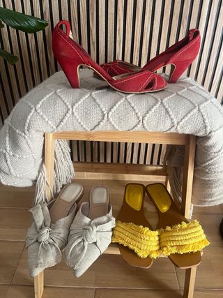 Zapatos: 3 pares, beige, amarillos y rojo 