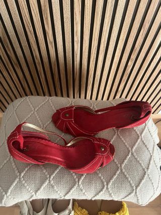 Zapatos: 3 pares, beige, amarillos y rojo 