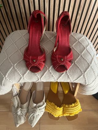 Zapatos: 3 pares, beige, amarillos y rojo 
