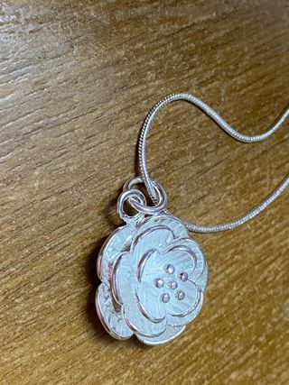 Collar con dije de flor plateada