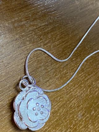 Collar con dije de flor plateada