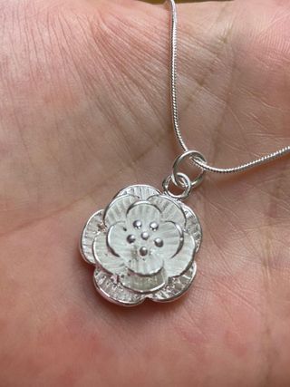 Collar con dije de flor plateada