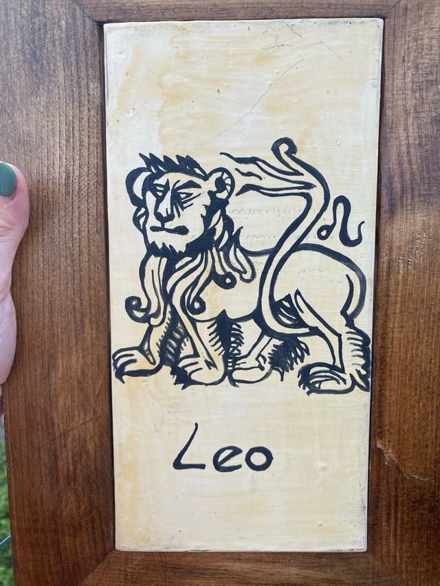 Cuadro horóscopo Leo: teja pintada a mano