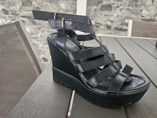 Sandalia negra cuña romana