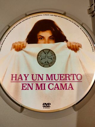 HAY UN MUERTO EN MI CAMA DVD