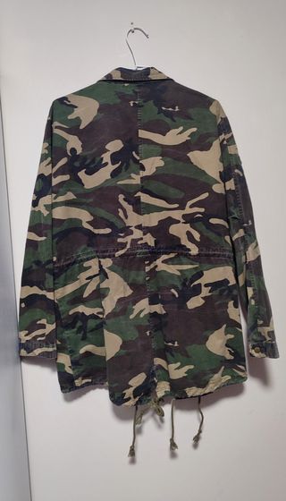 Chaqueta larga de estampado militar