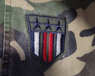Chaqueta larga de estampado militar
