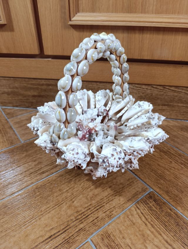 Cesta conchas: Decoración artesanal