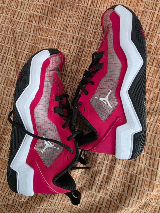 Zapatillas Jordan rojas talla 40.5