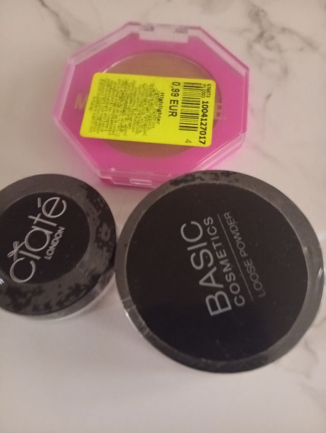 Polvos iluminadores Basic Cosmetics y Ciaté London