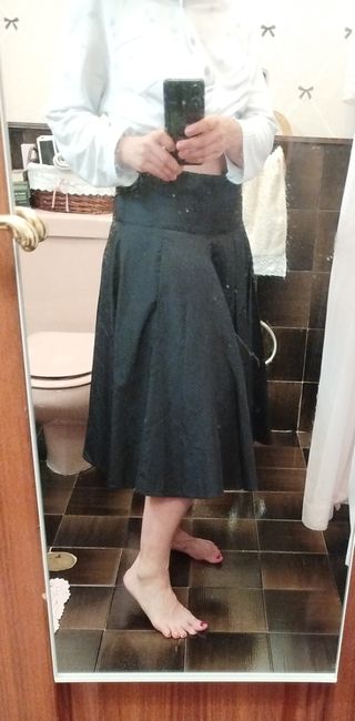 Falda negra acampanada elegante