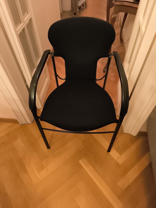 Silla negra metalica