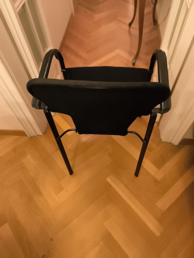 Silla negra metalica