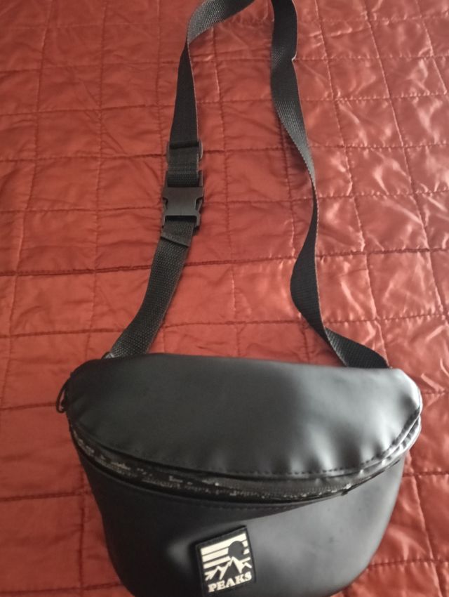 Riñonera negra primark