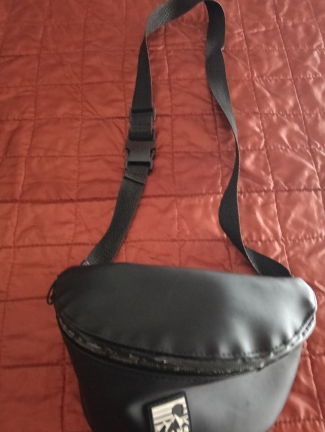 Riñonera negra primark