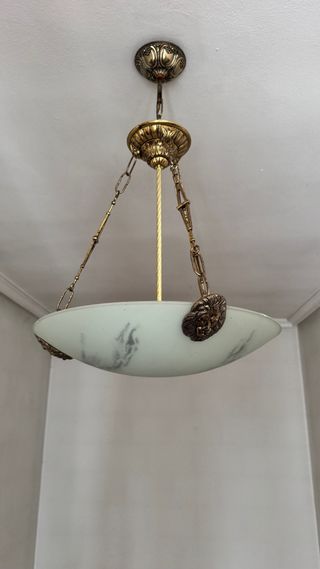 Lámpara colgante dorada con detalles de león