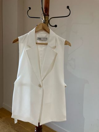 americana blanca Zara sin mangas