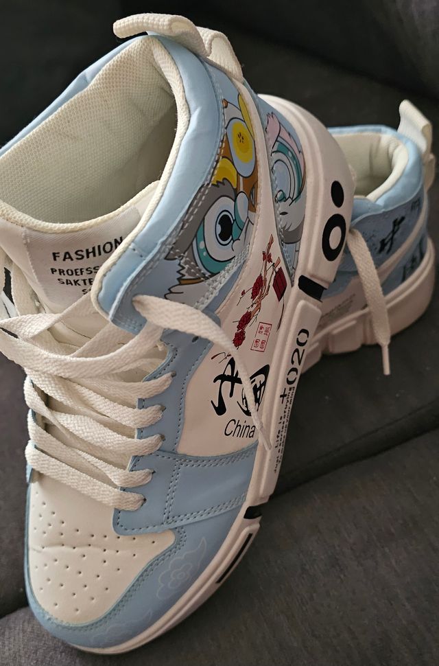 Sneakers bianche e blu