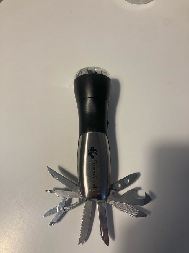 Linterna multiusos 12 en 1