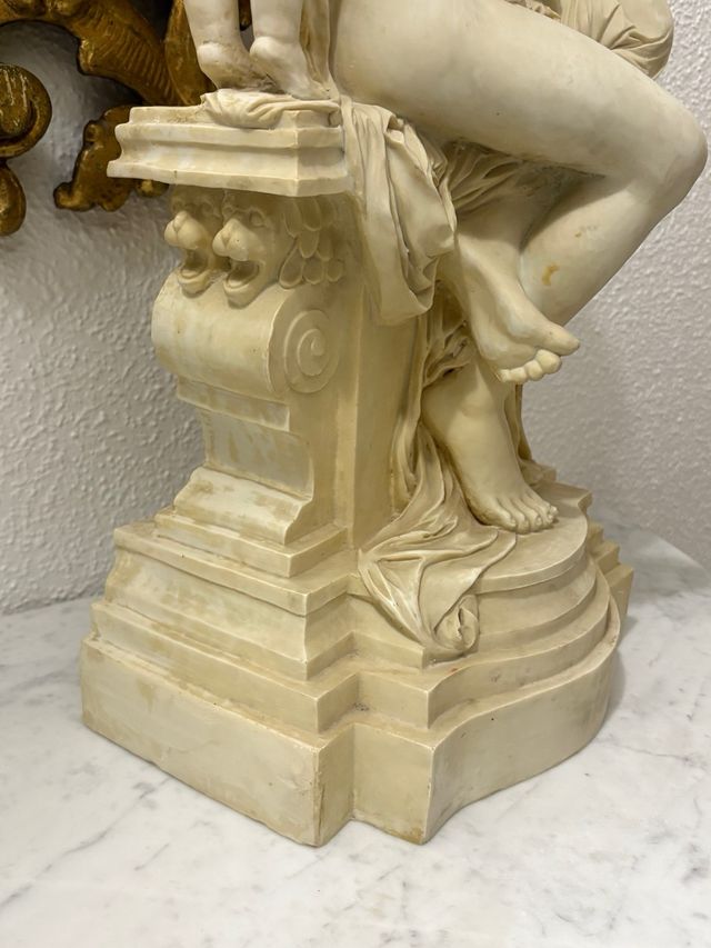 Escultura Maternidad con querubín réplica antigua