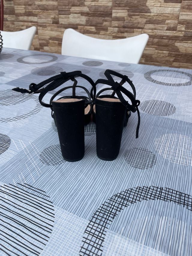 Sandalias tacón Pull&Bear negras