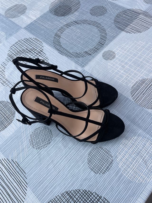 Sandalias tacón Pull&Bear negras