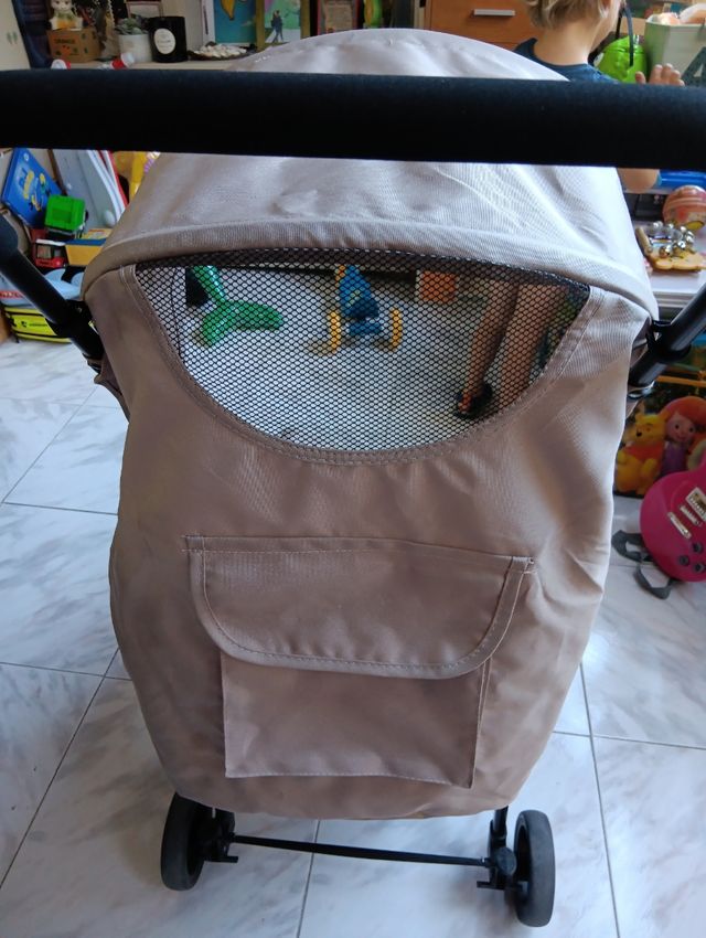 Silla paseo bebé ligera,máximo 15 kilos.