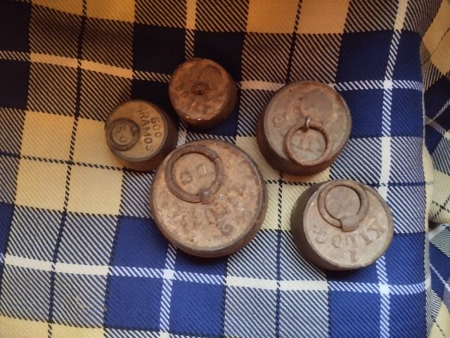 Pesas antiguas de metal