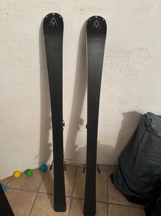 Esquís Völkl Essenza Mujer (derecha del todo)