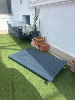 Mesa exterior abatible gris metal para jardin