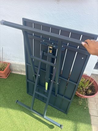 Mesa exterior abatible gris metal para jardin