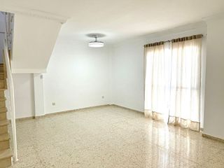 Casa adosada en alquiler en Gines