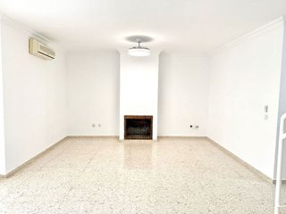 Casa adosada en alquiler en Gines