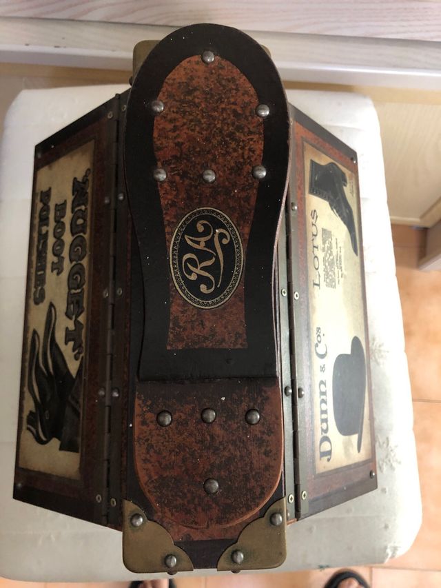 Zapatero vintage Dunn & Co. y Lotus