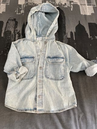 Chaqueta vaquera con capucha