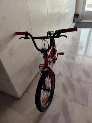 Bicicleta BMX roja