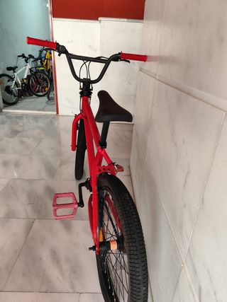 Bicicleta BMX roja