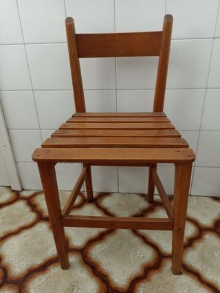 Silla madera marrón pequeña