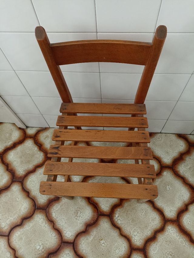 Silla madera marrón pequeña