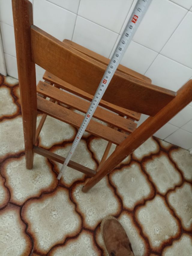 Silla madera marrón pequeña