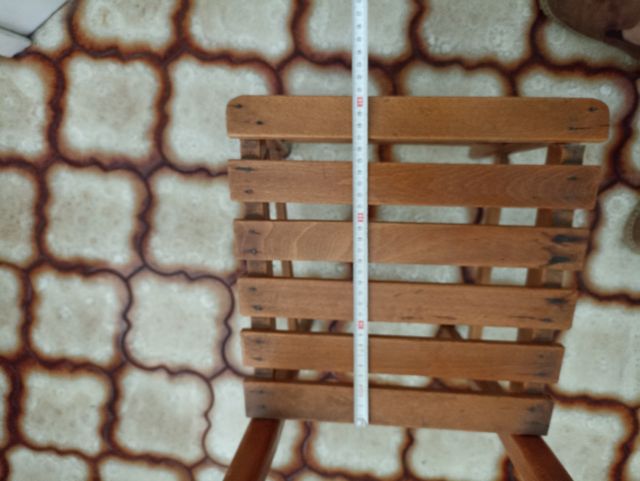 Silla madera marrón pequeña