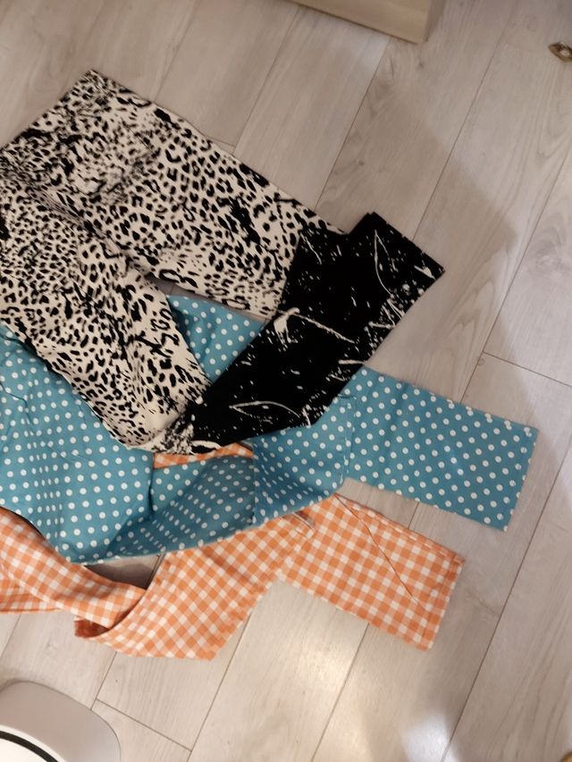 3 Pantaloni elasticizzati: Arancione, Azzurro, Leo